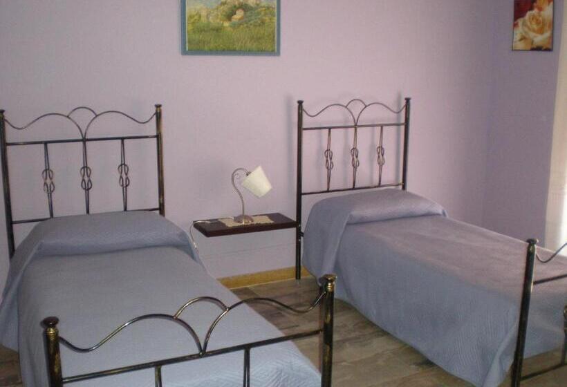 带阳台的三人标准间, Antico Borgo