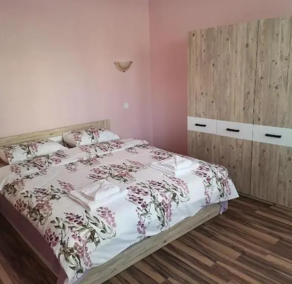 スタンダードスタジオ, Guest Rooms Mihaylovi