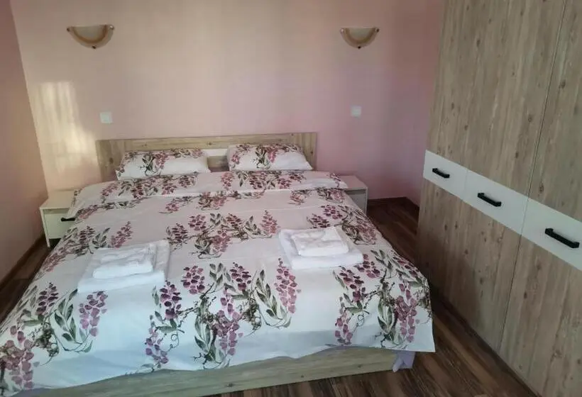 スタンダードスタジオ, Guest Rooms Mihaylovi
