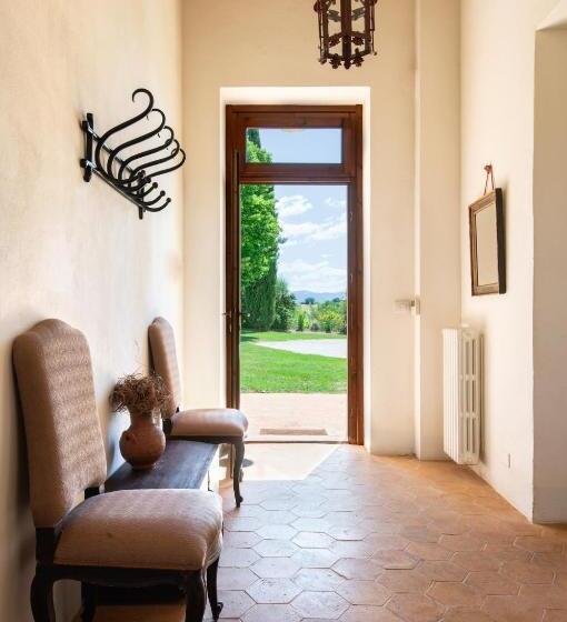 דירת שלושה חדרים, Fonte Sala