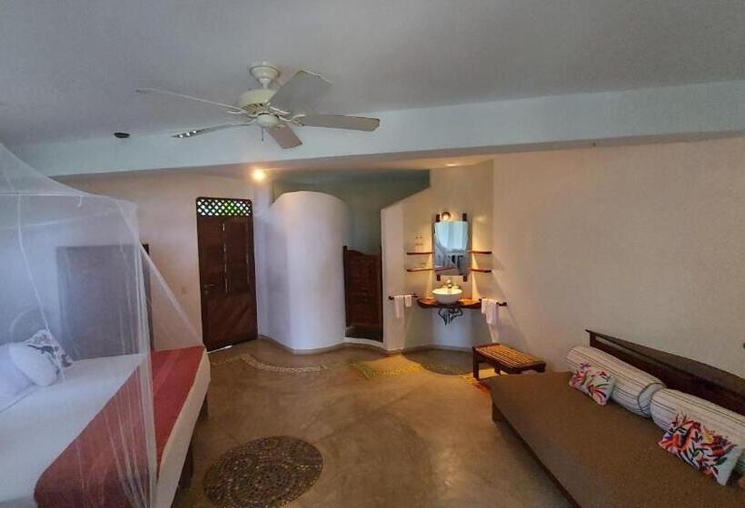 חדר סטנדרט לשלושה, Oceanomar