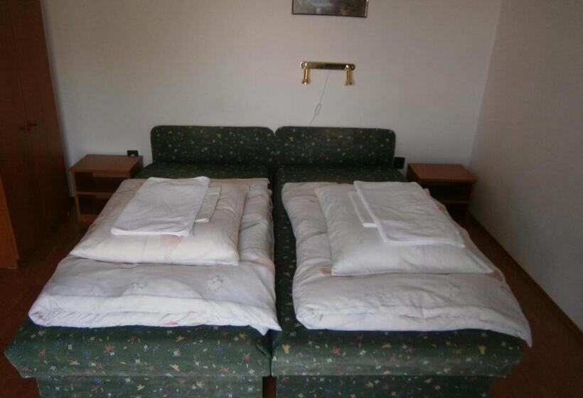 标准三人间共用浴室, Vándor Vigadó