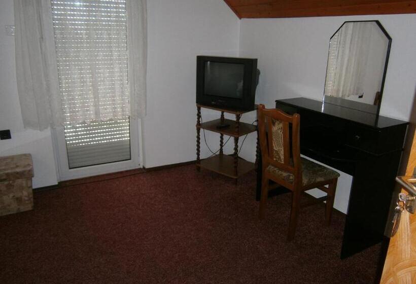 5人标间, Vándor Vigadó