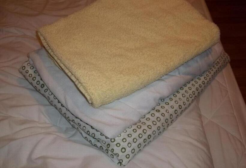 חדר סטנדרטי לארבעה עם חדר אמבטיה משותף, Hostel No 5