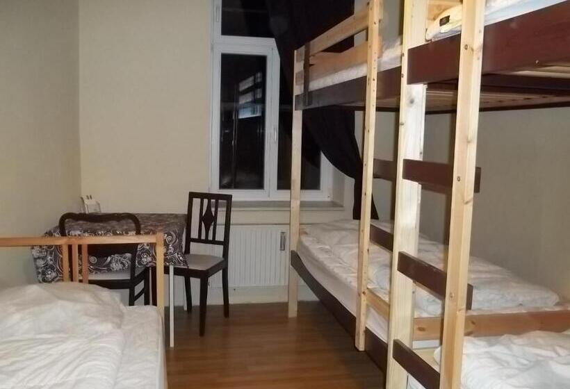 חדר סטנדרטי לארבעה עם חדר אמבטיה משותף, Hostel No 5