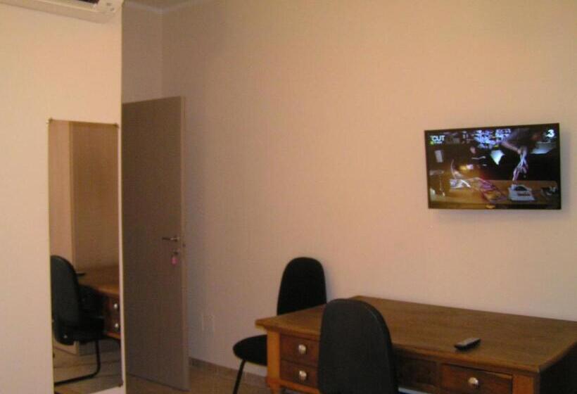 غرفة قياسية مزوَّدة بشُرفة, Anania