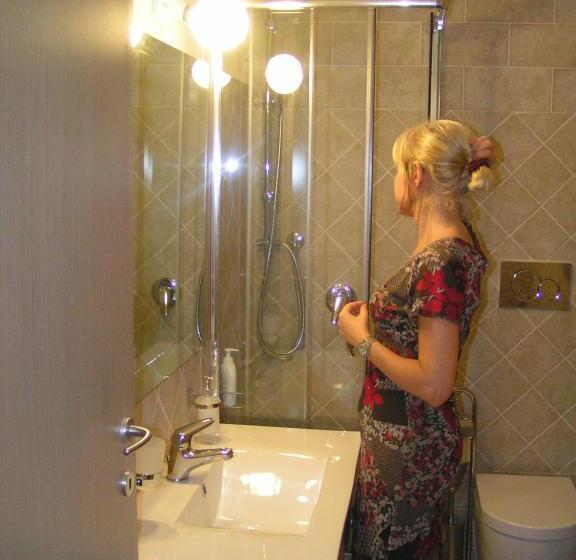 غرفة قياسية مزوَّدة بشُرفة, Anania