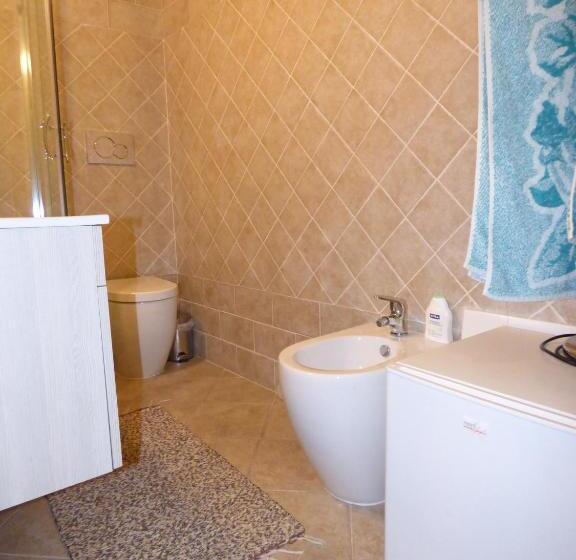 غرفة قياسية مزوَّدة بشُرفة, Anania