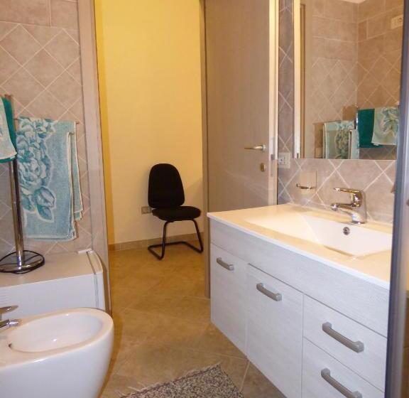 غرفة قياسية مزوَّدة بشُرفة, Anania