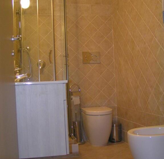 غرفة قياسية مزوَّدة بشُرفة, Anania