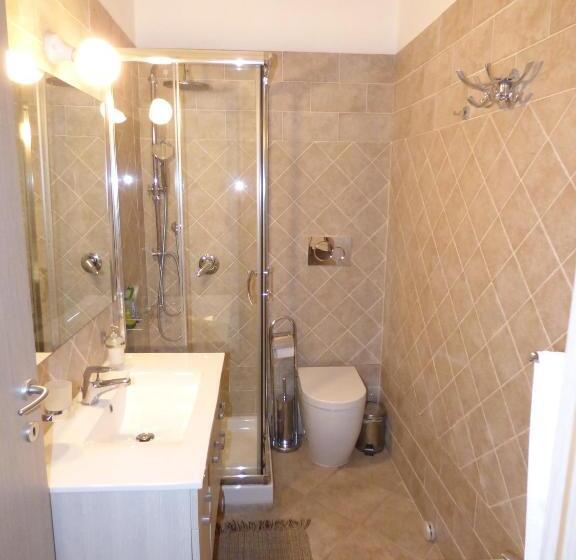 غرفة قياسية مزوَّدة بشُرفة, Anania