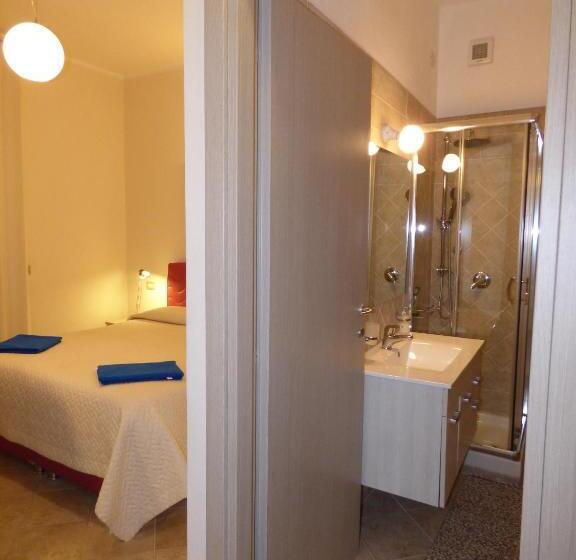 غرفة قياسية مزوَّدة بشُرفة, Anania