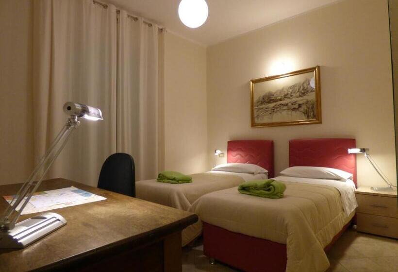 غرفة قياسية مزوَّدة بشُرفة, Anania