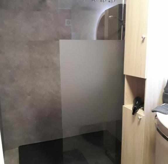 اتاق لوکس, Repos De La Fontaine