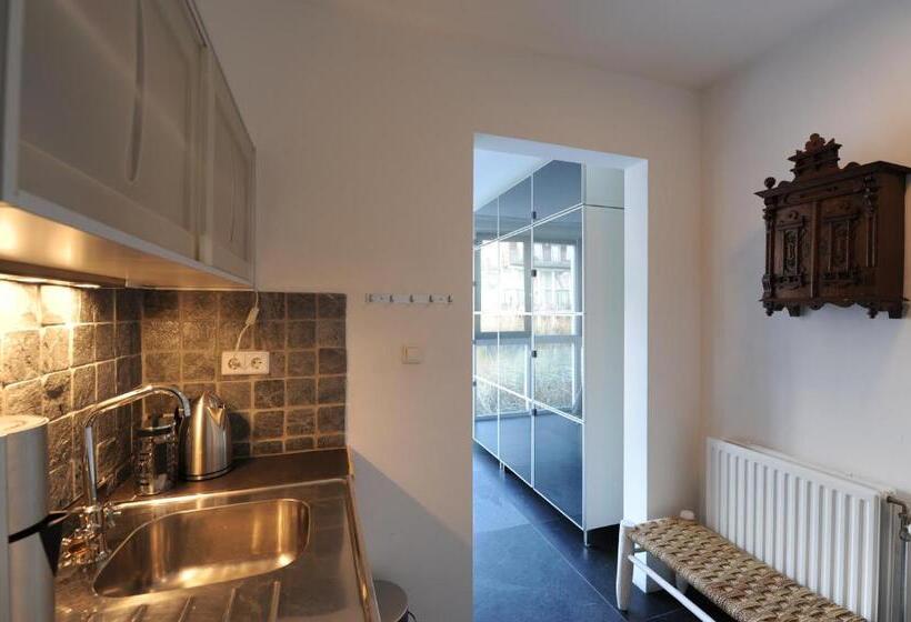 آپارتمان 2 خوابه, The Green Tunnel