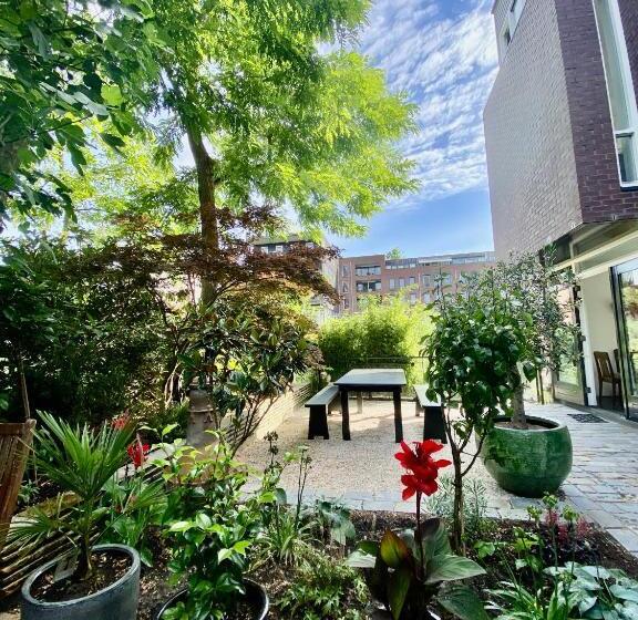 آپارتمان 2 خوابه, The Green Tunnel