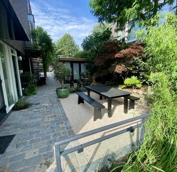 آپارتمان 2 خوابه, The Green Tunnel