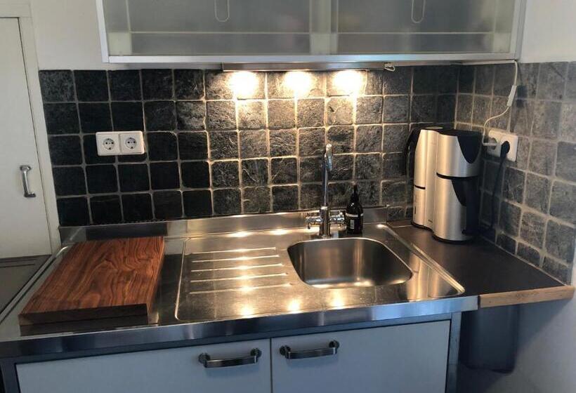 آپارتمان 2 خوابه, The Green Tunnel