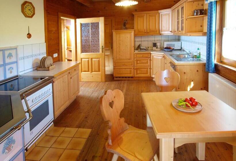 דירת שלושה חדרים, Familienbauernhof Salmanner