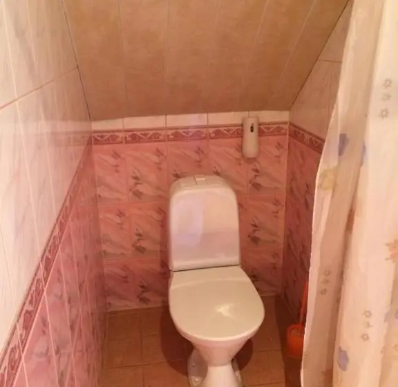 اتاق اکونومی, Lana House
