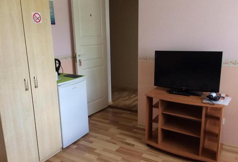 اتاق اکونومی, Lana House