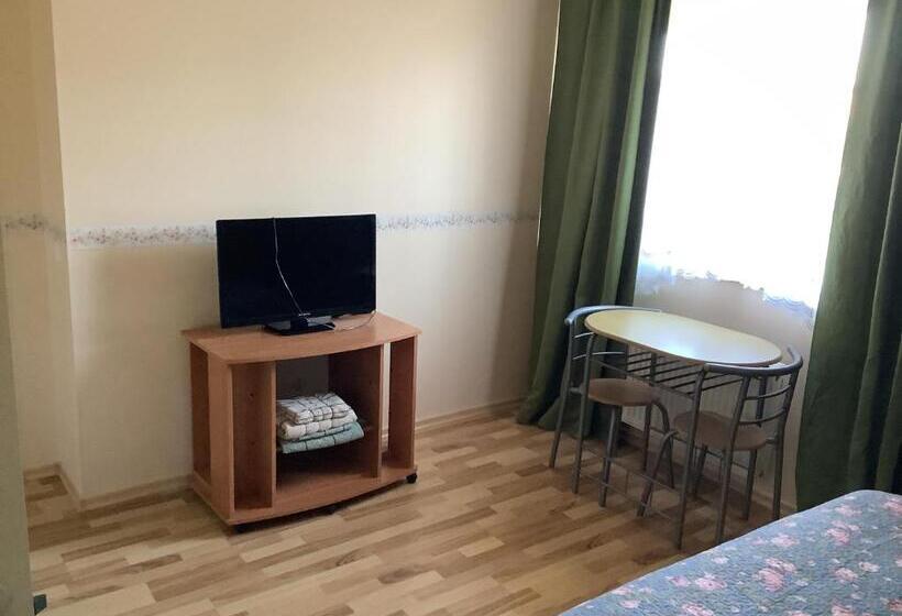 اتاق اکونومی, Lana House