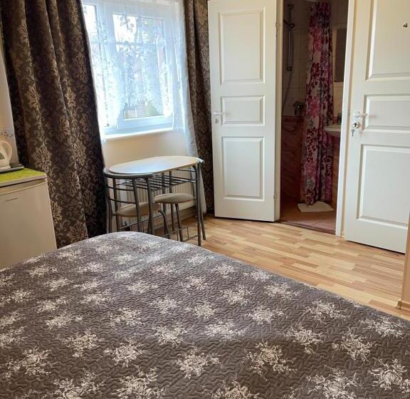 اتاق عادی, Lana House