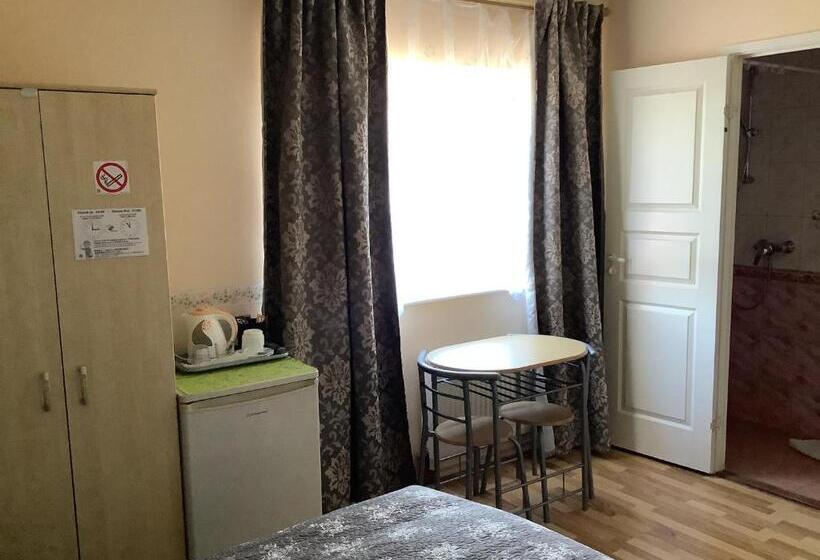 اتاق عادی, Lana House