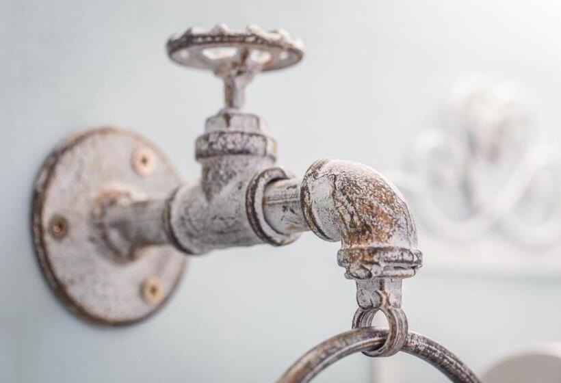 חדר סטודיו סטנדרד, The Trailhouse