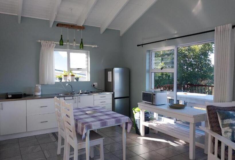 חדר סטודיו סטנדרד, The Trailhouse