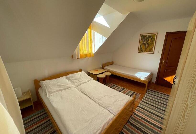 חדר סטנדרט לשלושה, Hétvezér Panzió