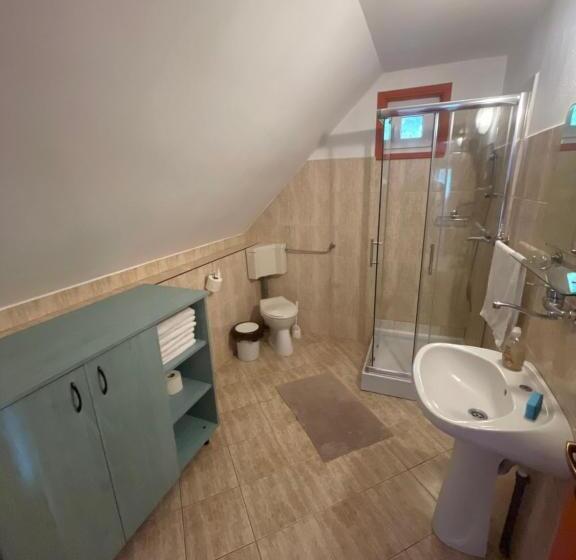 בית, 4 חדרי שינה, Hétvezér Panzió