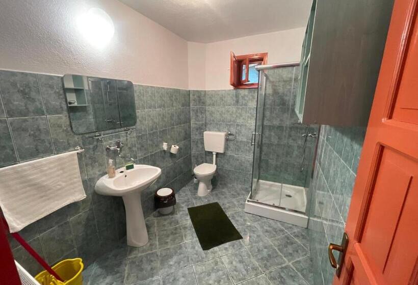 בית, 4 חדרי שינה, Hétvezér Panzió