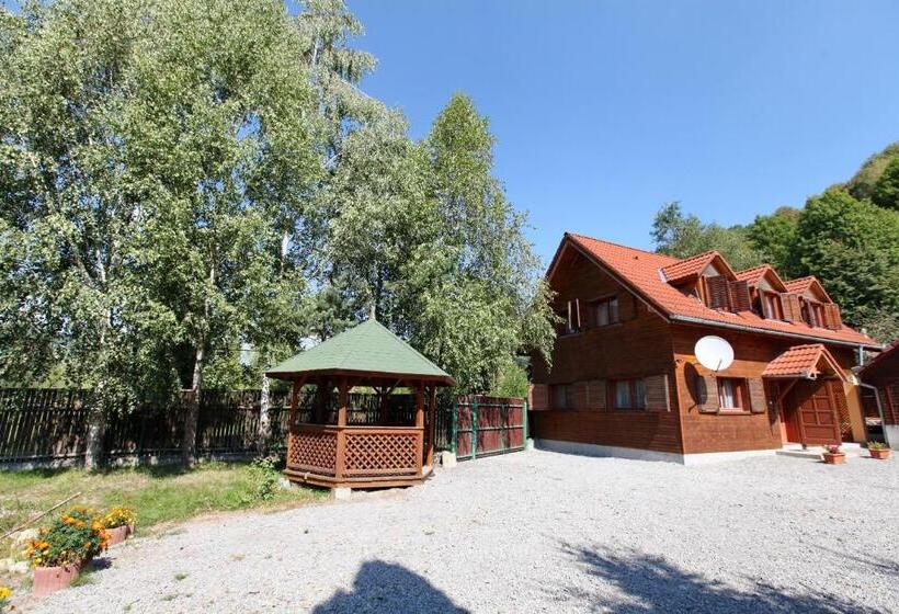 בית, 4 חדרי שינה, Hétvezér Panzió