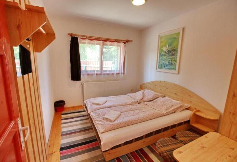 בית, 4 חדרי שינה, Hétvezér Panzió