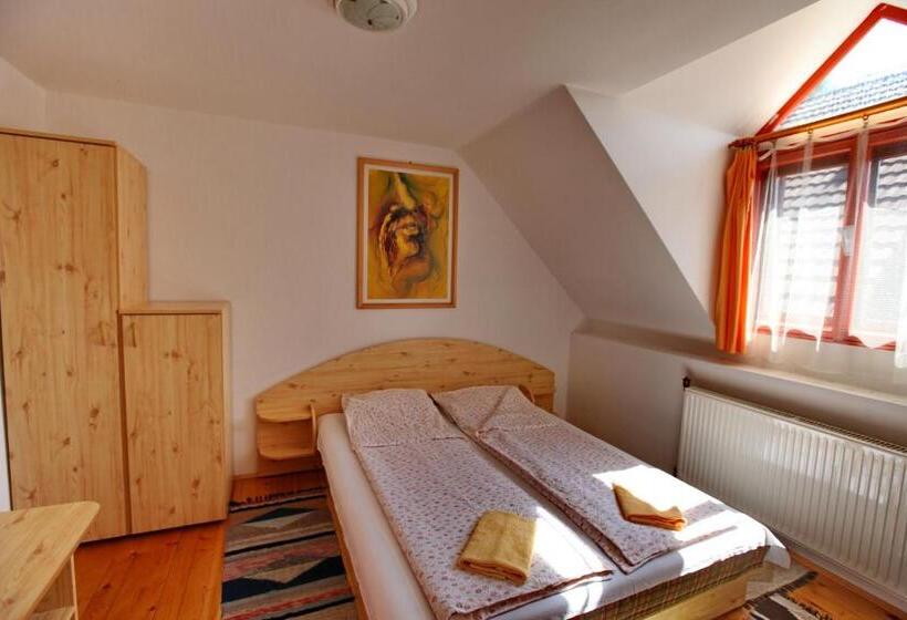 בית, 4 חדרי שינה, Hétvezér Panzió