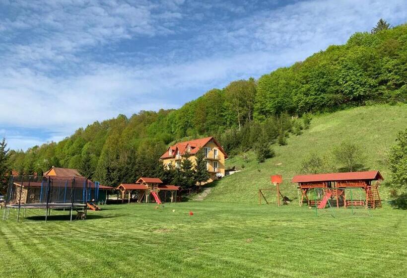 בית, 4 חדרי שינה, Hétvezér Panzió