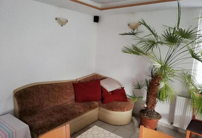 Дом 4 Спальни, Guest House Bojana