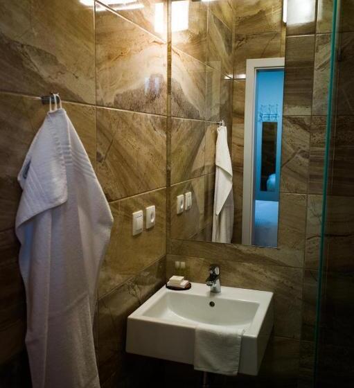 اتاق اکونومی, A7 Apartments