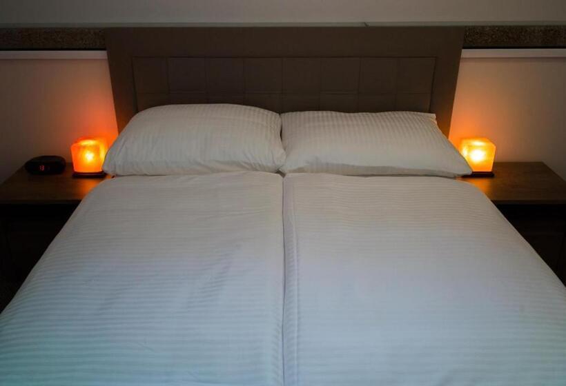 اتاق اکونومی, A7 Apartments