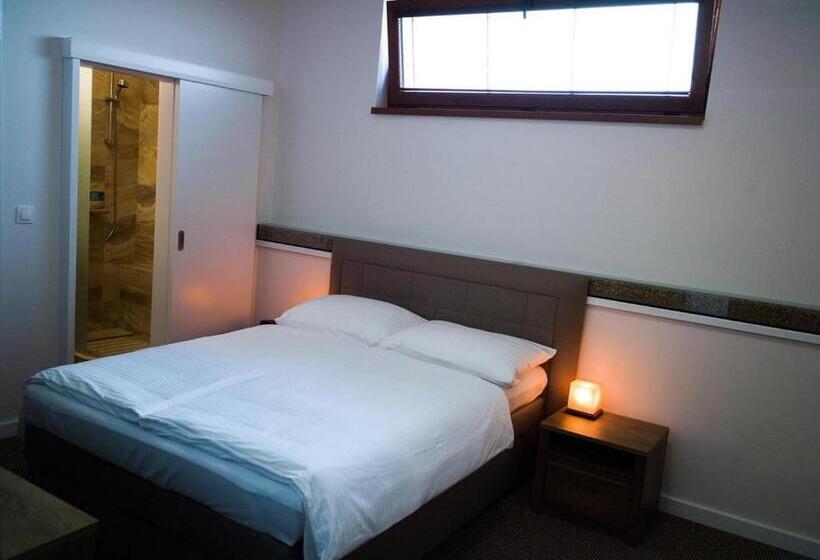 اتاق اکونومی, A7 Apartments