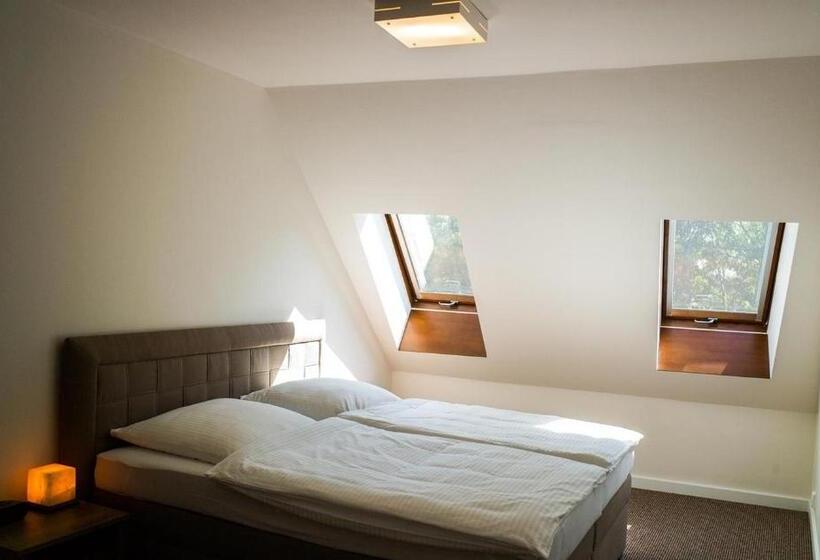 آپارتمان خانوادگی, A7 Apartments