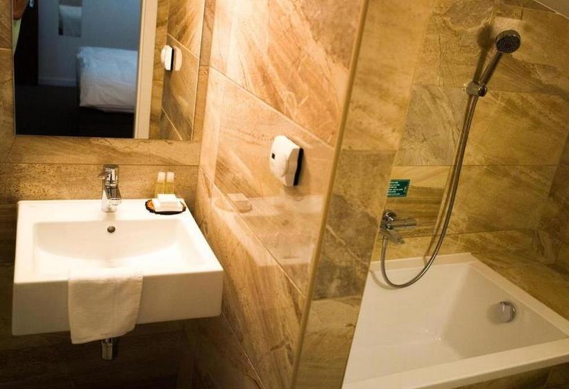 اتاق اکونومی, A7 Apartments