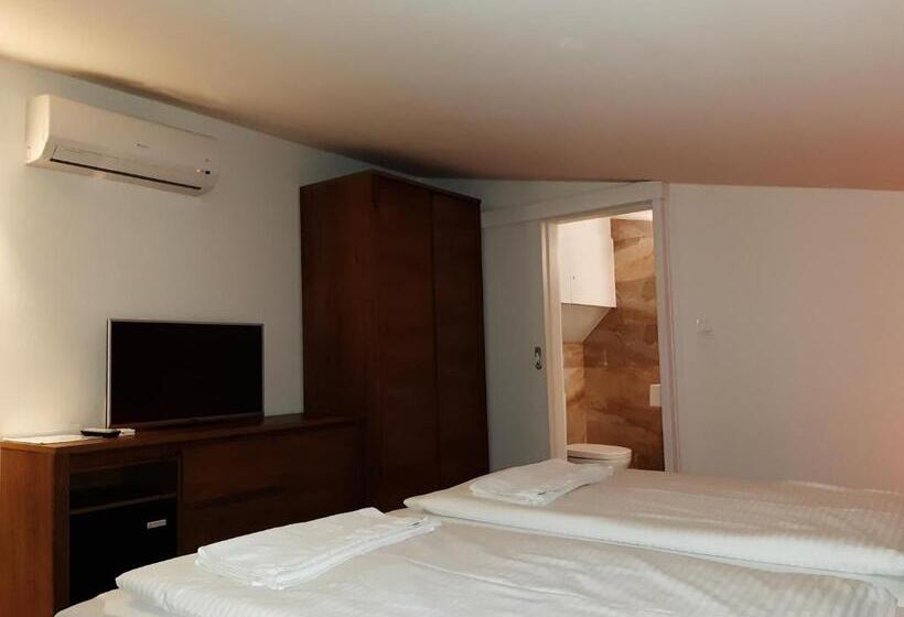 اتاق اکونومی, A7 Apartments