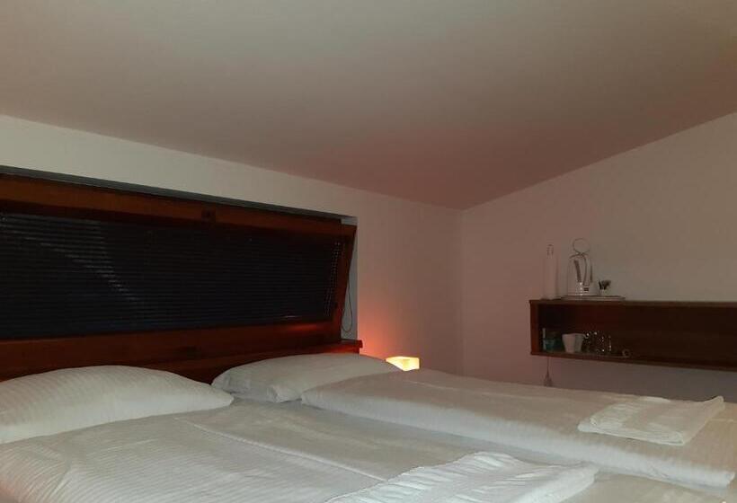 اتاق اکونومی, A7 Apartments