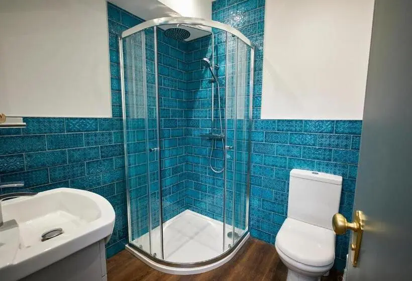 スタンダードスタジオ, Three Cranes Serviced Apartments