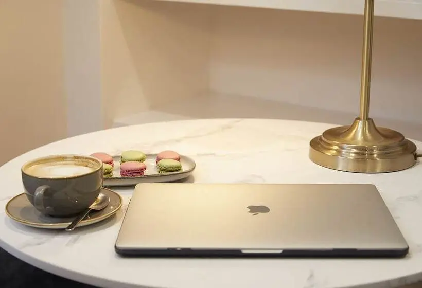 スタンダードスタジオ, Three Cranes Serviced Apartments