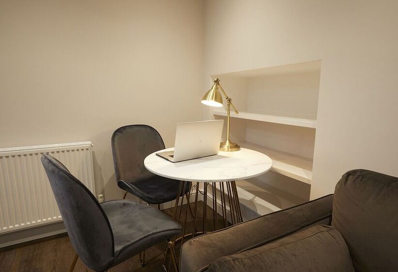 استودیوی استاندارد, Three Cranes Serviced Apartments