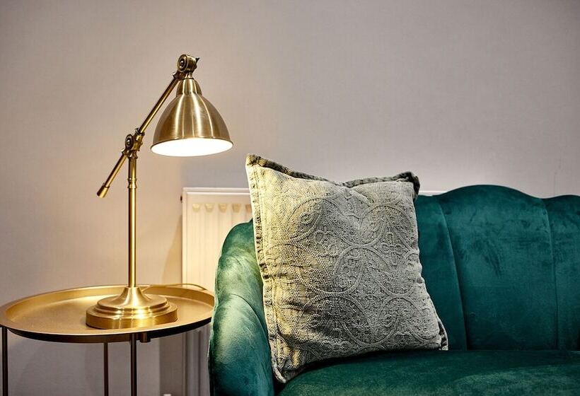 استودیوی استاندارد, Three Cranes Serviced Apartments