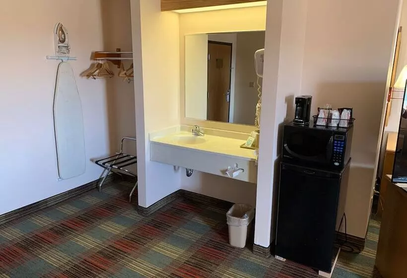 キングサイズベッドのスイートルーム, Budgetinn & Suites